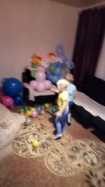 Дети идут смотреть подарки на день рождения Андрея смотреть онлайн