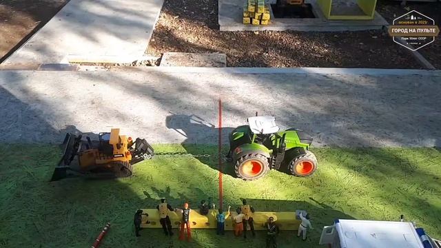 Колесный против Гусеничного трактора. Игрушки на радиоуправлении.