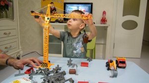 Большой кран и стройка с машинами / Подъемный кран на стройке