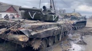 Украинская БРЭМ 1 достает российский танк Т 72Б  и обратите внимание, боеприпасы удалены из танка.