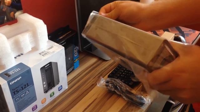 QNAP TS-121 UNBOXING смотреть онлайн