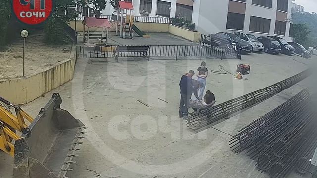 В Сочи мужчину придавило тяжелой металлической конструкцией смотреть онлайн