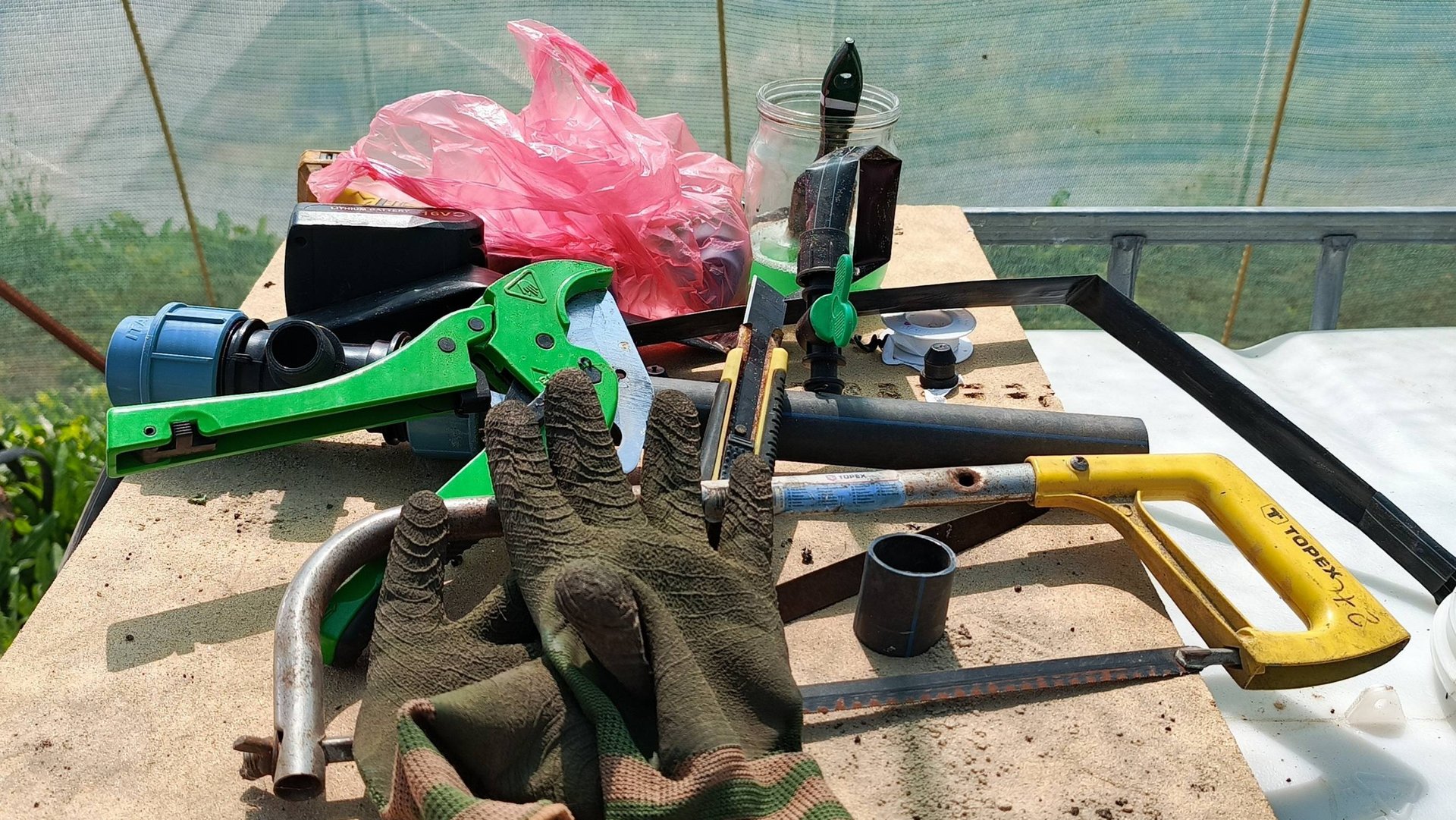 Как сделать капельный полив для клубники и томатов без ошибок? Система капельного полива из еврокуба смотреть онлайн