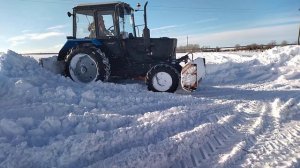 Мтз 82 с трудом чистит снег.