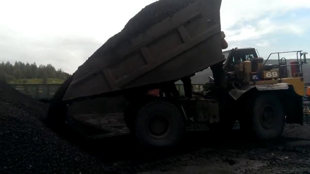 Самосвал CAT 773 | разгрузка угля