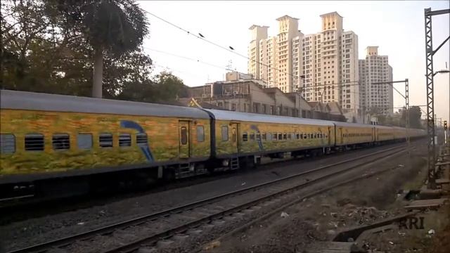 Nagpur-Mumbai Duronto Express slowly overtakes my EMU смотреть онлайн
