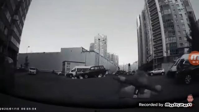 в машину ПУШЕРА влетел мальчик на электро самакате смотреть онлайн