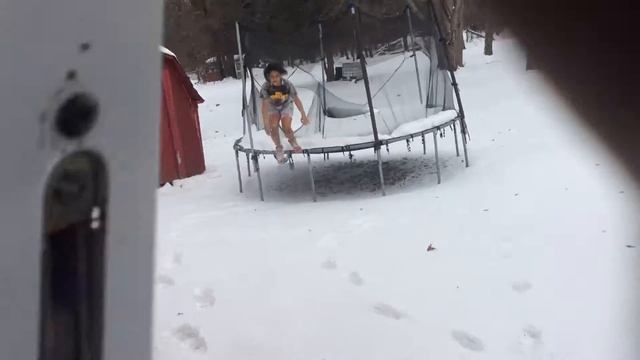 My big cuzin jump on a snowy trampoline and my lil cuzin runs back because a deer смотреть онлайн