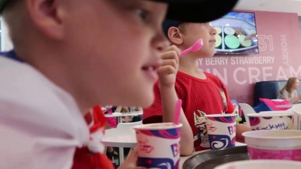 гуляем по Москве! кафе мороженое Baskin Robbins! большие рыжие коты на Новом Арбате!!!