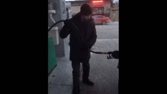 Бонус 0,5 литра за счет следующего в очереди на автозаправке.... смотреть онлайн