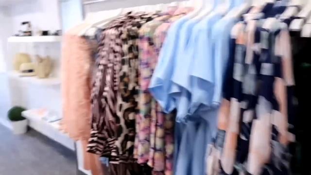 WEEKEND VLOG 🎬 — OPENING A CLOTHES SHOP IN SPAIN! смотреть онлайн