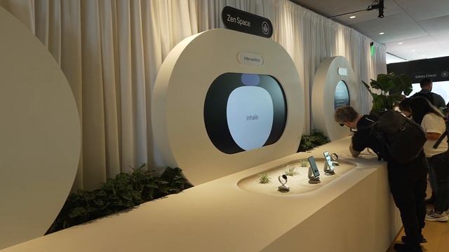 Google Pixel 8 & 8 Pro Hands On | All Colors, New Features & More! смотреть онлайн