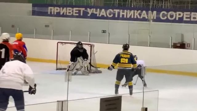 Ребёнок 11 лет забивает красивый гол любителям хоккея смотреть онлайн