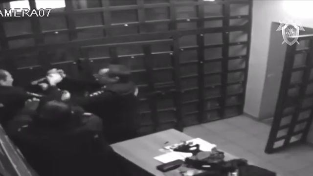 В полиции Сыктывкара мужчина напал на сотрудников с пистолетом смотреть онлайн