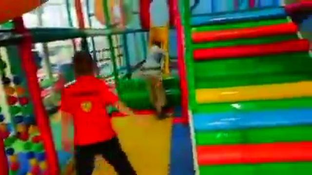 играю в торговом центре .,мои развлечения ,аттракционы смотреть онлайн