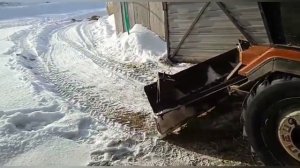 Как минитрактор выручает в чистке снега зимой