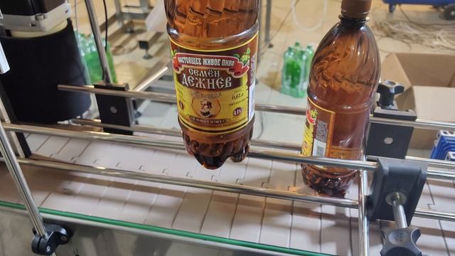 Этикетировщик для наклейки этикетки на ПЭТ бутылку - EtiKon.ru смотреть онлайн
