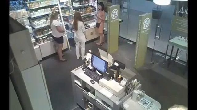 В Запорожье в ТРЦ "Аврора" сняли момент кражи смотреть онлайн