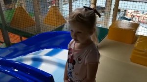 Развлечения для детей-дети играют в самой большой игровой комнате города