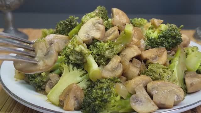 Невероятно вкусные жареные грибы с овощами! смотреть онлайн