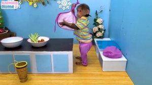 Обезьянка BiBi собирает клубнику на пареной ферме