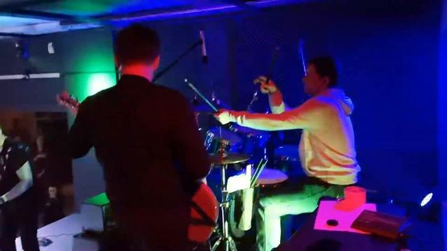 Вместе с Breezeday - I'm Gonna Let's Go Tonight (Drum cam) смотреть онлайн