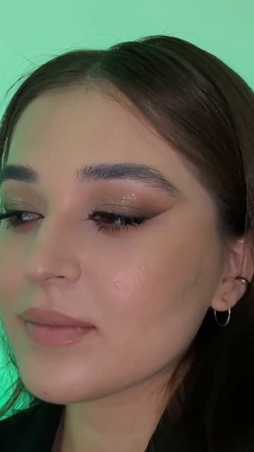 Растушёванная стрелка. Сияющие тени. Макияж для коррекции формы глаз смотреть онлайн