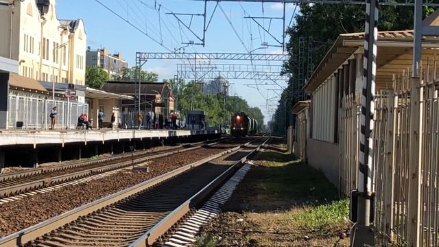 ТЭМ18ДМ-1249 с небольшим грузовым поездом проследует о.п. Удельная смотреть онлайн