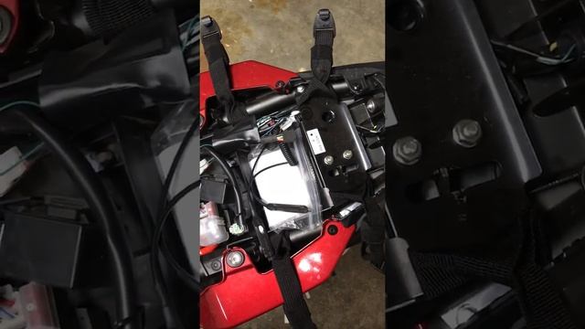 Placing Straps for Nelson Rigg Bag Under FZ-09 Seat смотреть онлайн
