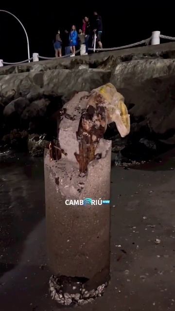 Mar leva parte do alargamento de BC e objeto de concreto fixado na areia fica exposto смотреть онлайн