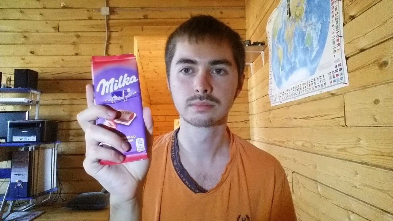 Разломал молочный шоколад Milka методом каратэ и съел его
