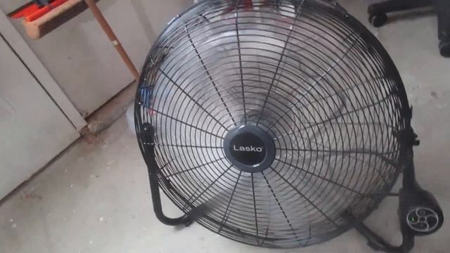 Lasko fan & his Garage....AND it's on a remote!! смотреть онлайн