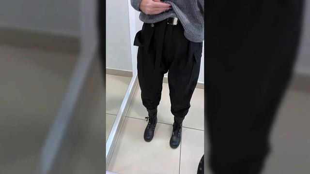 Джемпер с эффектными рукавами и брюки карго смотреть онлайн