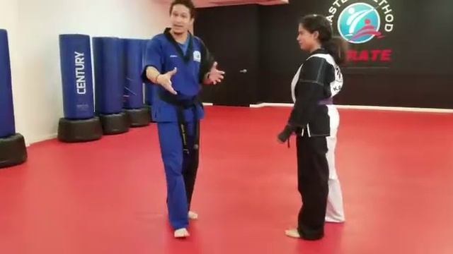 DAMARIS DEMOSTRATES SELF DEFENSE MOVERS IN KARATE, JANUARY 22, 2018 смотреть онлайн