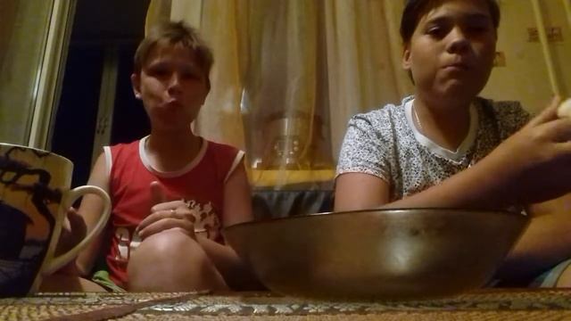 💯 🔥 ВЫЗОВ ЧЕЛЛЕНДЖ СЪЕЛ ЛУК ЦЕЛИКОМ 🔥 CHALLENGE Onion By children and Dad 😭 Fun Reality смотреть онлайн