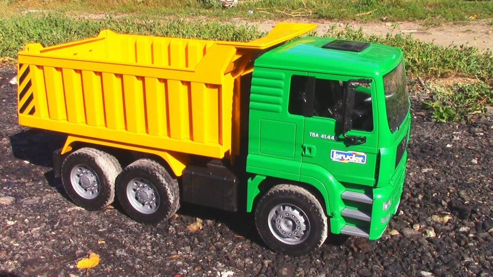 Экскаватор и Грузовик строят дорогу для машин _ Видео для детей смотреть онлайн