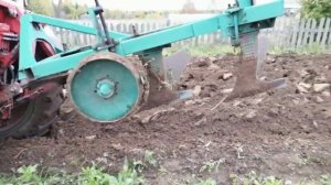 ЮМЗ пахота с плугом 3-35