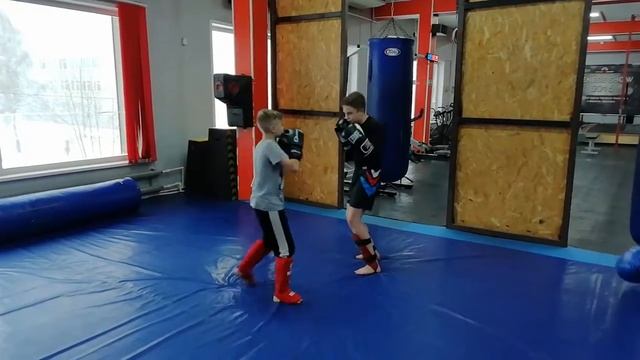 Зал клуба "CrossFit Koyot" Утренняя группа (старшие) смотреть онлайн