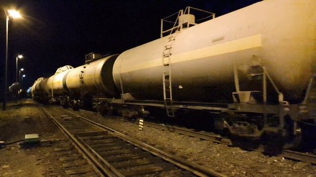 GE C36-7i-1516 с грузовым поездом отправляется со станции Нарва