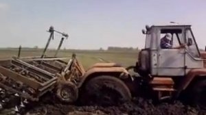 Трактор T 150 застрял в поле