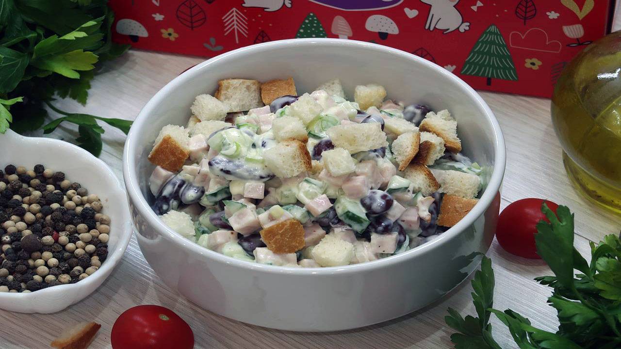 Быстрый и Вкусный Салат с Ветчиной, Фасолью и Сухариками смотреть онлайн