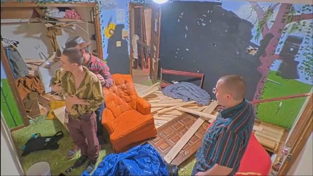 Cowboy Inspects TJ's Ribs.. [fishtank live season 2] смотреть онлайн