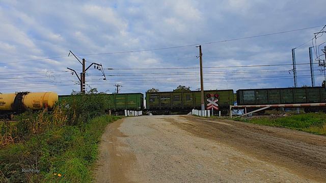 RailWay. Railroad crossing. Mixed freight train RZD/Ермак с грузовым поездом РЖД проходит жд переез смотреть онлайн