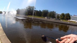 Кто клюёт среди фонтанов на Плотинке в Екатеринбурге? Рыбалка с девушкой  в центре города!