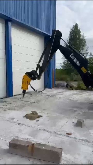 Гидромолот Exten R500 на экскаваторе-погрузчике Cukurova (Чукурова) смотреть онлайн