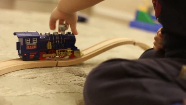 Лева 🦁 играет в ДЕРЕВЯННУЮ ЖЕЛЕЗНУЮ ДОРОГУ Игрушечные поезда и паровозы