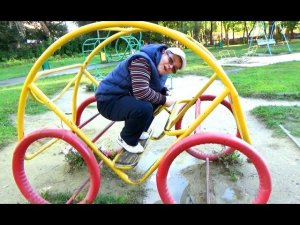 Рейд по детской площадке в Саду Победы Развлечение для детей Entertainment for children