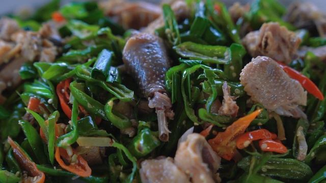 二弟在外忙，大哥做“辣椒炒雞”，香辣入味，一口下去辣的滿頭冒汗 ｜Mukbang【鐵鍋視頻】 смотреть онлайн