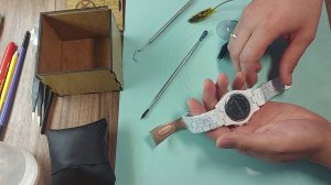 Как разобрать и заменить батарейку в Китайских часах.