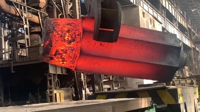 Передача слитка 39 тн из сталелитейного цеха в кузнечно-прессовый цех для откова бандажа Ф3700хФ3144 смотреть онлайн